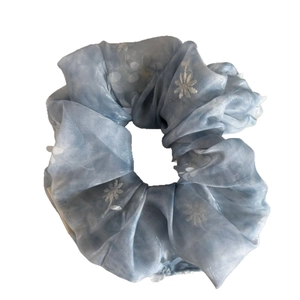 Eleganter hellblauer Satin-Haargummi mit filigranen weißen Blumenstickereien