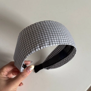 Elegant wide headband with grey and white gingham pattern for a stylish daily look