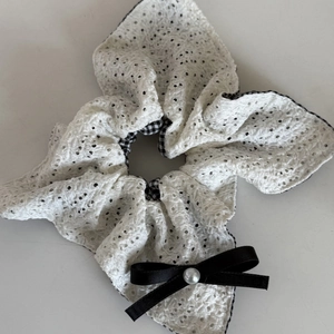 Chouchou en dentelle française avec motif à carreaux noir et blanc et nœud perlé