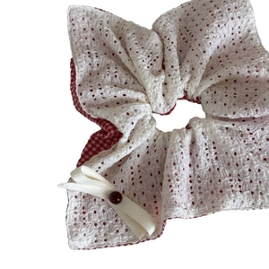 Chouchou à carreaux et dentelle avec motif vichy rouge et blanc et détail de nœud