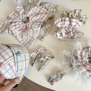 Série détaillée d'accessoires à cheveux à carreaux avec dentelle et cœurs
