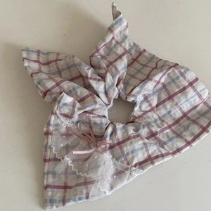 Chouchou à carreaux avec bordure en dentelle blanche et petit nœud rose mode
