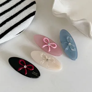Barrettes ovales à nœud en rose bleu crème et noir avec des strass brillants