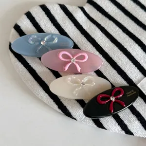 Lot de quatre barrettes ovales avec nœuds et strass brillants au design élégant