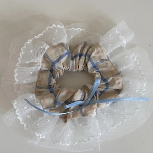 Chouchou en dentelle avec tissu à carreaux marron, tulle à pois et un nœud bleu