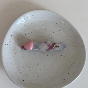 Barrette à motif écossais violet et gris avec cœur rose et plaque Love argentée