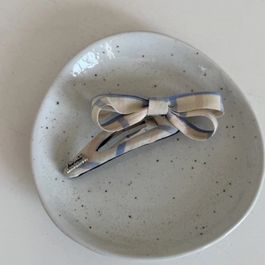 Barrette à nœud en dentelle à carreaux bleus avec gravure France Handmade sur une assiette
