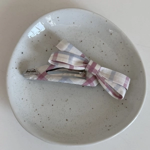 Détail de la pince à cheveux à carreaux rose et bleu avec gravure France Handmade