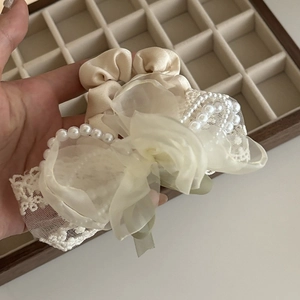 Elegante elastico in organza crema con perle bianche e pizzo in stile ballerina