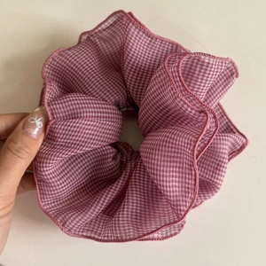 Haargummi mit rosa-weißem Karomuster, großem Falten-Design und gewelltem Rand für Damen