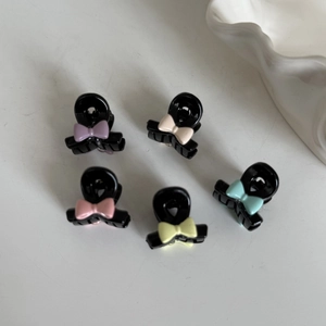 Lot de cinq mini pinces à cheveux avec nœuds colorés aux tons macaron sur blanc