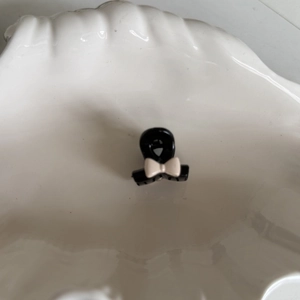 Mini pince à cheveux en alliage avec base noire et nœud crème pour coiffure élégante
