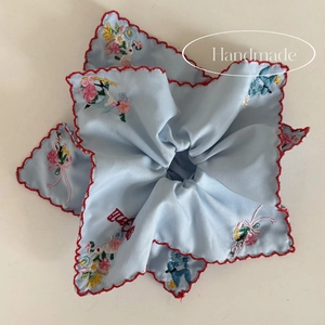 Chouchou bleu clair vintage avec broderies florales et bords festonnés rouges à caniche
