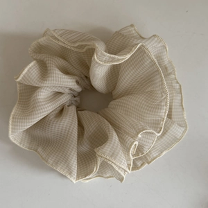 Makroaufnahme von großem Karo-Haargummi mit hellbeige und braunem Gingham-Chiffon-Muster