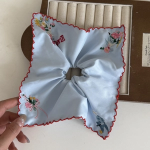 Chouchou en satin bleu clair vintage avec broderies florales et bords festonnés