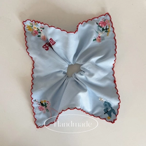 Chouchou en satin bleu avec broderie florale et bords festonnés rouges pour femmes