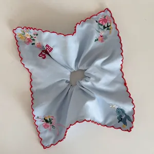 Chouchous Vintage Broderie Florale Lapin Pour Femmes Tissu à Carreaux Bleu Clair Avec Nœud Dentelle Künstliche Perle Ornement Couvre-chef Élégant
