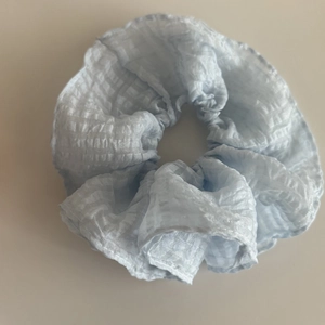 Eleganter hellblauer Organza Haargummi mit strukturierter Oberfläche und weichem Stoff