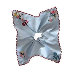 Chouchou carré en tissu bleu avec broderies florales et bords festonnés rouges