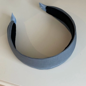 Serre-tête large à rayures bleu-gris avec doublure intérieure antidérapante
