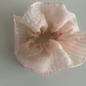 Eleganter doppellagiger Organza-Haargummi in Zartrosa mit feiner Gitterstruktur
