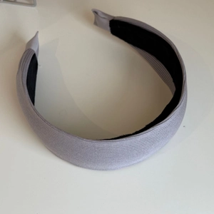 Gros plan sur la texture du tissu gris côtelé et la doublure intérieure antidérapante en velours