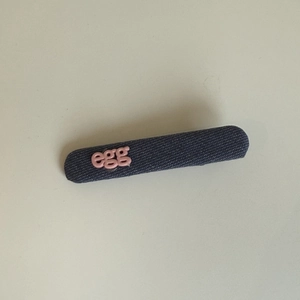 Pince à cheveux en denim bleu avec broderie Egg rose pour un style doux et décontracté