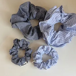 Lot de chouchous en tissu à rayures bleues ornés de strass brillants pour cheveux