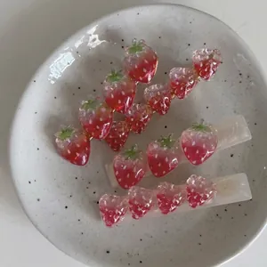 Lot de trois jolies barrettes fraises en acétate pour femmes aux tons rouge vif