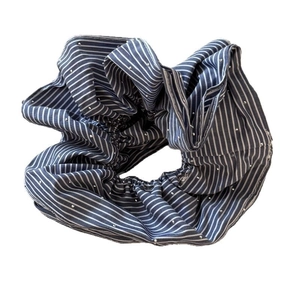 Chouchou à rayures bleues et blanches avec points brillants et tissu texturé