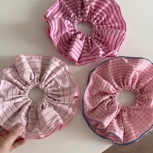 Set da tre elastici per capelli a righe e quadretti rosa con design arricciato