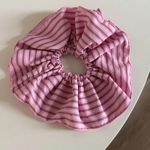 Elastico per capelli in tessuto a righe rosa e bianche con pieghe per lo styling