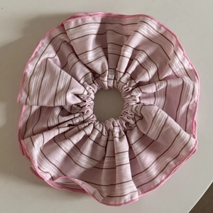 Elastico scrunchie oversize rosa a righe con bordi arricciati e motivi a quadri dolci