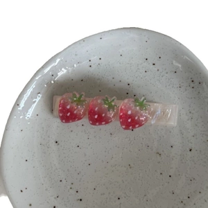 Barrette à cheveux fraise mignonne pour filles avec trois baies 3D sur base crème acétate