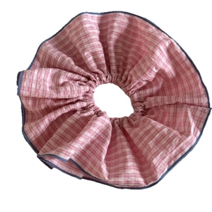 Scrunchie oversize a quadretti rosa e bianchi con bordi a balze scuri e stile retrò
