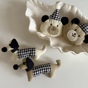 Barrettes mignonnes en peluche ours et teckel avec motifs à carreaux noirs et blancs