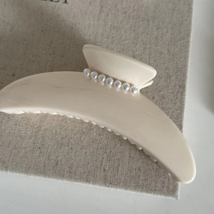 Pince à cheveux française crème élégante ornée de sept perles blanches nacrées de luxe