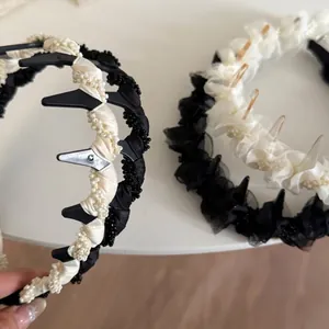 Détail de serre-têtes en tissu avec perles élégantes et dentelle plissée sur peignes antidérapants
