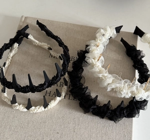 Détail de serre-têtes en tissu avec perles et dentelle et design peigne antidérapant