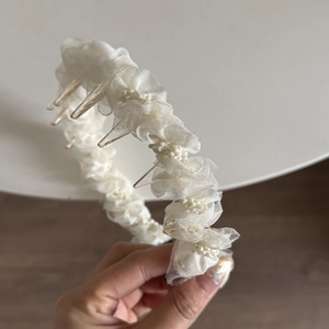 Serre-tête élégant en dentelle blanche avec perles et dents antidérapantes pour le style