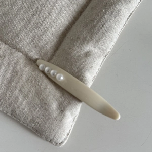 Barrette à cheveux élégante en résine crème avec quatre perles blanches au style rétro
