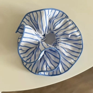 Blau-weiß gestreifter Spitzen-Scrunchie mit dunkelblauem Rand für Dutt-Frisuren