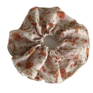 Chouchou fleuri en mousseline avec motifs de roses vintage et tissu double épaisseur