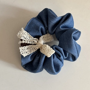 Chouchou élégant en jean bleu avec nœud en dentelle blanche et perles pour femme