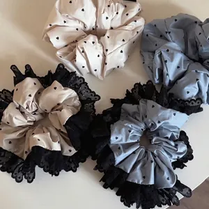 Elastici per capelli a pois blu e bianchi con pizzo nero e motivi a cuore
