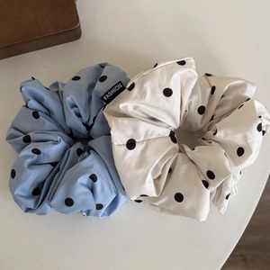 Dettaglio degli elastici a pois blu e bianchi con pizzo nero ed etichetta alla moda