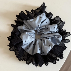 Scrunchie in raso blu con cuori neri e bordo in pizzo elegante per capelli femminili