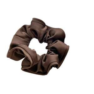 Chouchou élégant en satin marron avec bords volantés et finition brillante soyeuse