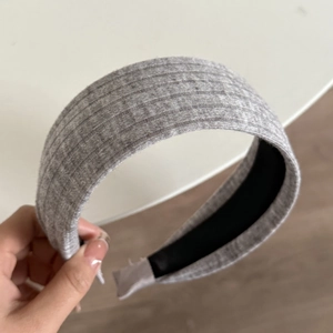 Modisches graues geripptes breites Damen Stirnband mit Stricktextur für Volumen
