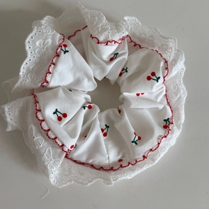 Elastico scrunchie bianco in pizzo con stampa ciliegie e bordi a onde ricamati